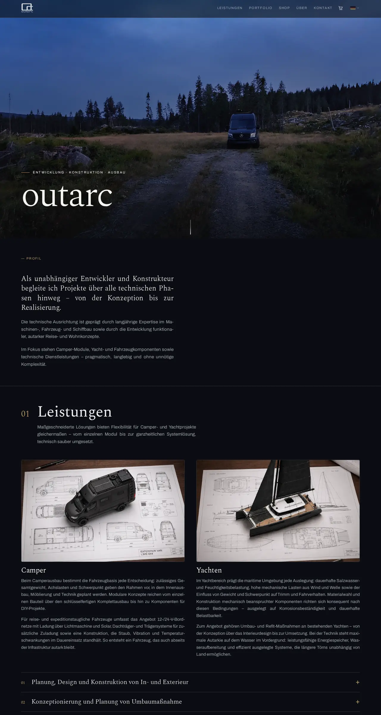 Startseite von outarc.net: Transporter mit Ausbau auf einem Waldweg in der Dämmerung
